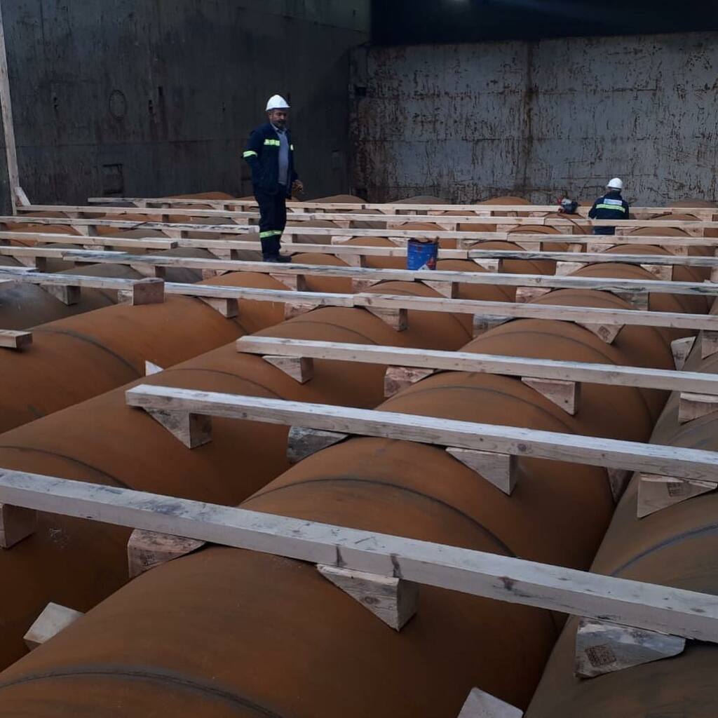 Pipe cargo secured with timber dunnage in the hold
